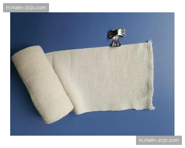 技术代表抽查运动员装备 重点检测体操服材质与绷带使用合规性